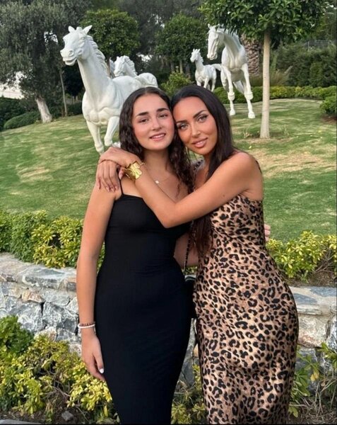 Поклонники считают, что Алсу и ее дочь Сафина выглядят как сестры