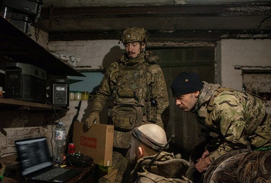    Военнослужащие вооруженных сил Украины в зоне боевых действий
