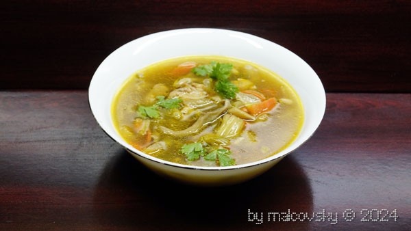 Суп с жареными куриными костями по-азиатски