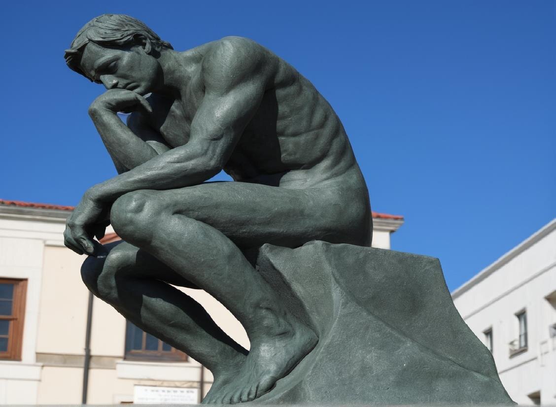 за основу для каартинки ИИ похоже взял фото скульптуры Родена "Мыслитель". Вот и у меня сейчас примерно так же:) 