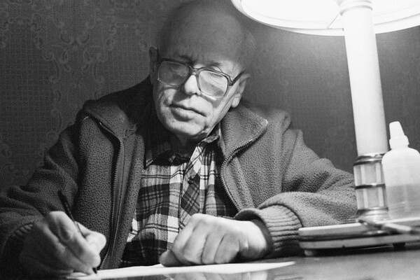    Андрей Сахаров во время работы дома, 12 ноября 1989 года / Борис Кауфман/РИА Новости