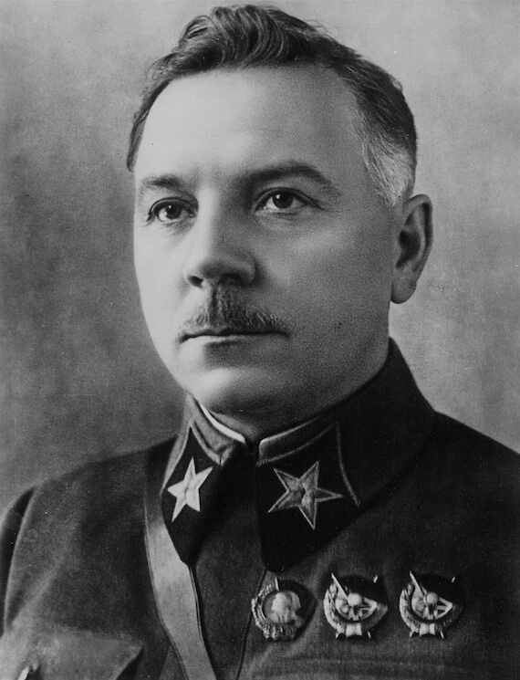 Народный комиссар обороны СССР, Маршал Советского Союза К. Е. Ворошилов: в честь него новый тяжёлый танк получил свое название.