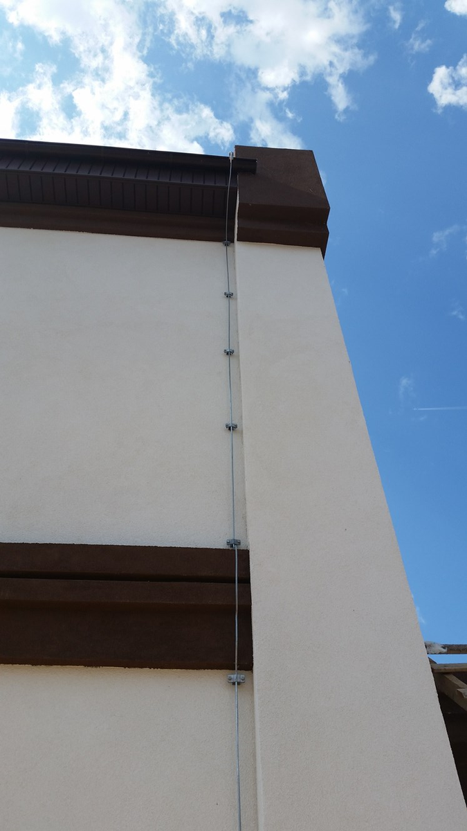 Крепление токоотвода диаметром 8 мм к фасаду дома держателем проводника ДПУ-30ГЦ-01