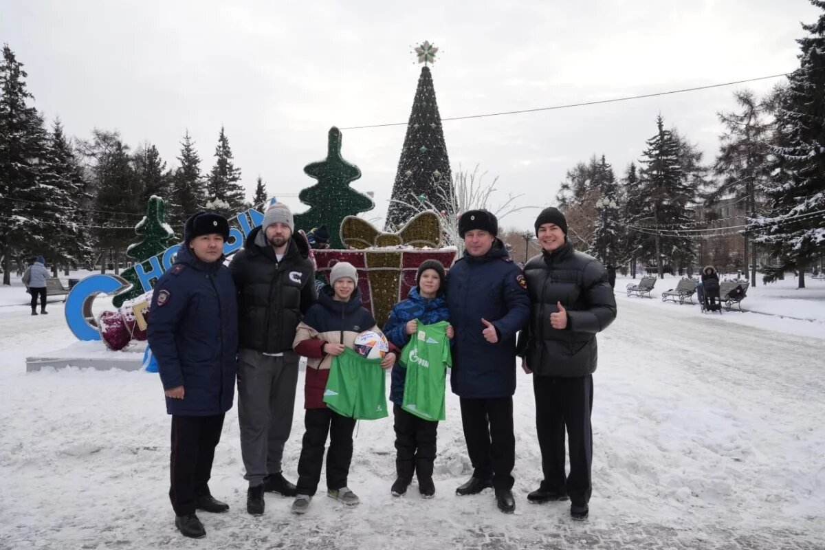    Генерал-майор полиции подарил футбольный мяч школьнику из Иркутска