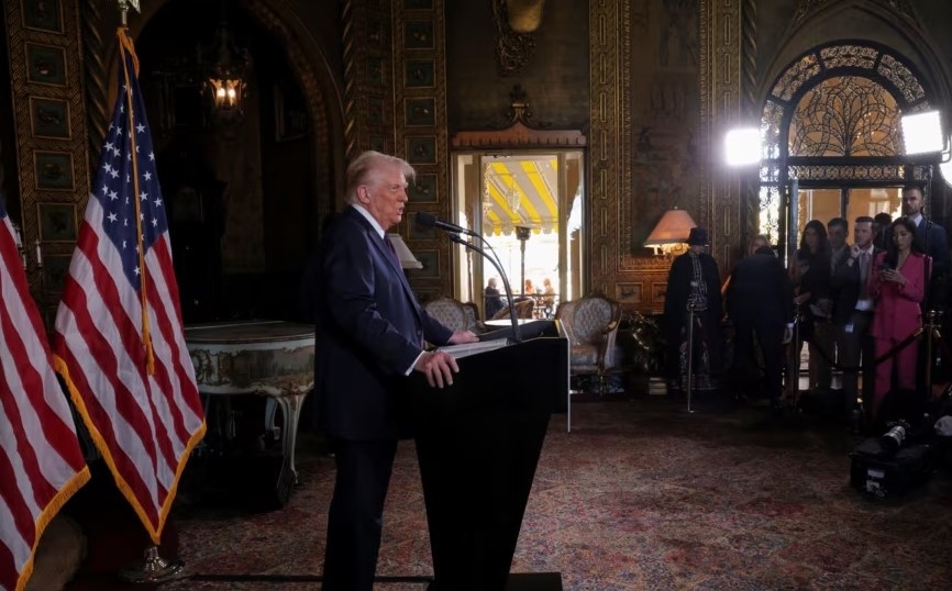 Дональд Трамп на пресс-конференции в Мар-а-Лаго 7 января 2024 года (rfi.fr)