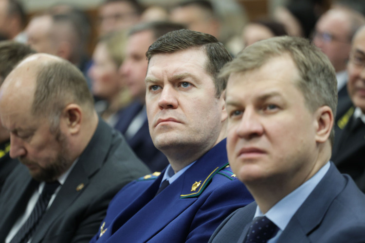    За месяц до локдауна республиканское управление ФСБ России возглавил Игорь Хвостиков, следкома — Валерий Липский, в кресло прокурора РТ сел Альберт Суяргулов, а МВД возглавил Дамир Сатретдинов.   
Фото: «БИЗНЕС Online»