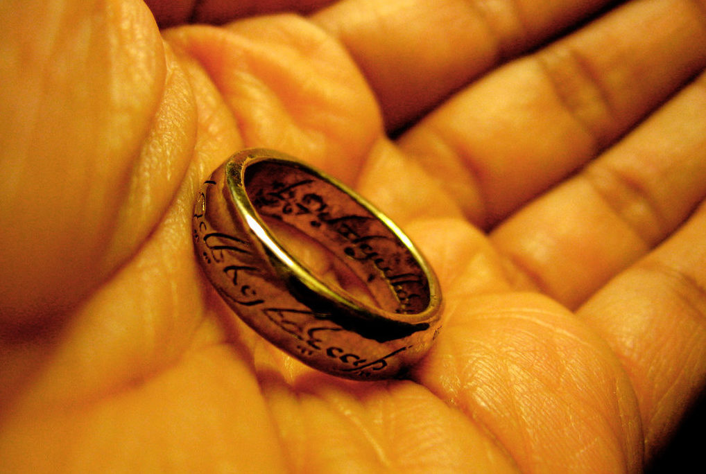 То самое кольцо всевластья пока рзжалованное до "шапки-неведимки"