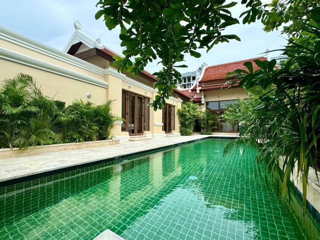 Вилла в районе Na-Jomtien, 4 спальни, 4 ванных комнаты, джакузи, охраняяемая территория. 170000 бат контракт на 6 месяцев