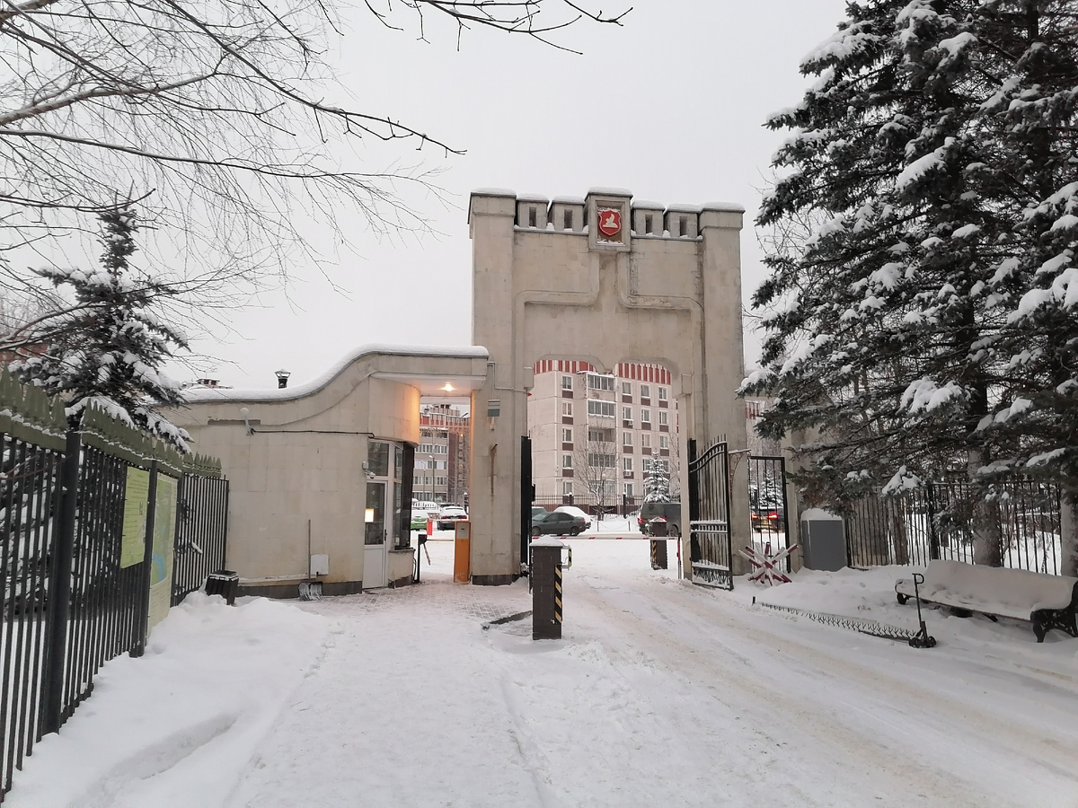 Въездные ворота в санаторий, через которые мы направились к комплексу зданий и парков усадьбы Марфино.