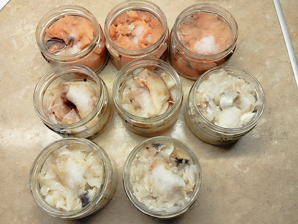 Здесь горбуша, сибас и пикша.