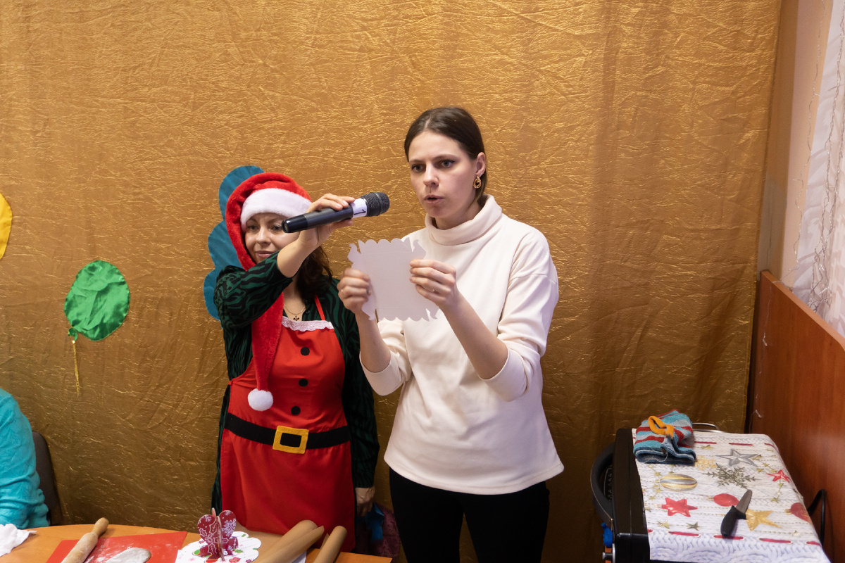 Лена объясняет как собрать коробочку для упаковки пряников