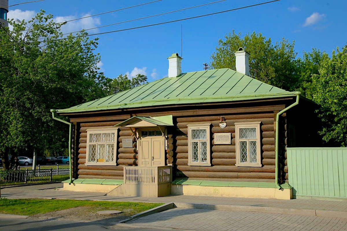 Скромный домик одног из известнейших уральских писателей. Фото взял отсюда: https://мы-с-урала.рф/places/detail/dom-pavla-petrovicha-bazhova/?sphrase_id=6387