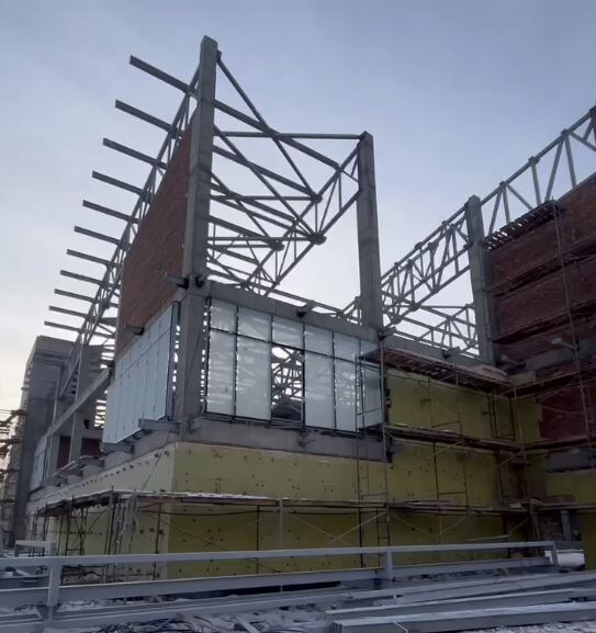     В новом красноярском многофункциональном комплексе в Северном начали укладывать кафель