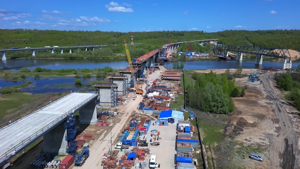 © Росавтодор / rosavtodor.gov.ru / CC BY 4.0 (Строительство мостового перехода ч/з Суру, 2024 г. Справа — старый Ядринский мост. Слева — переход ч/з Суру, возведенный в 2012 г.)