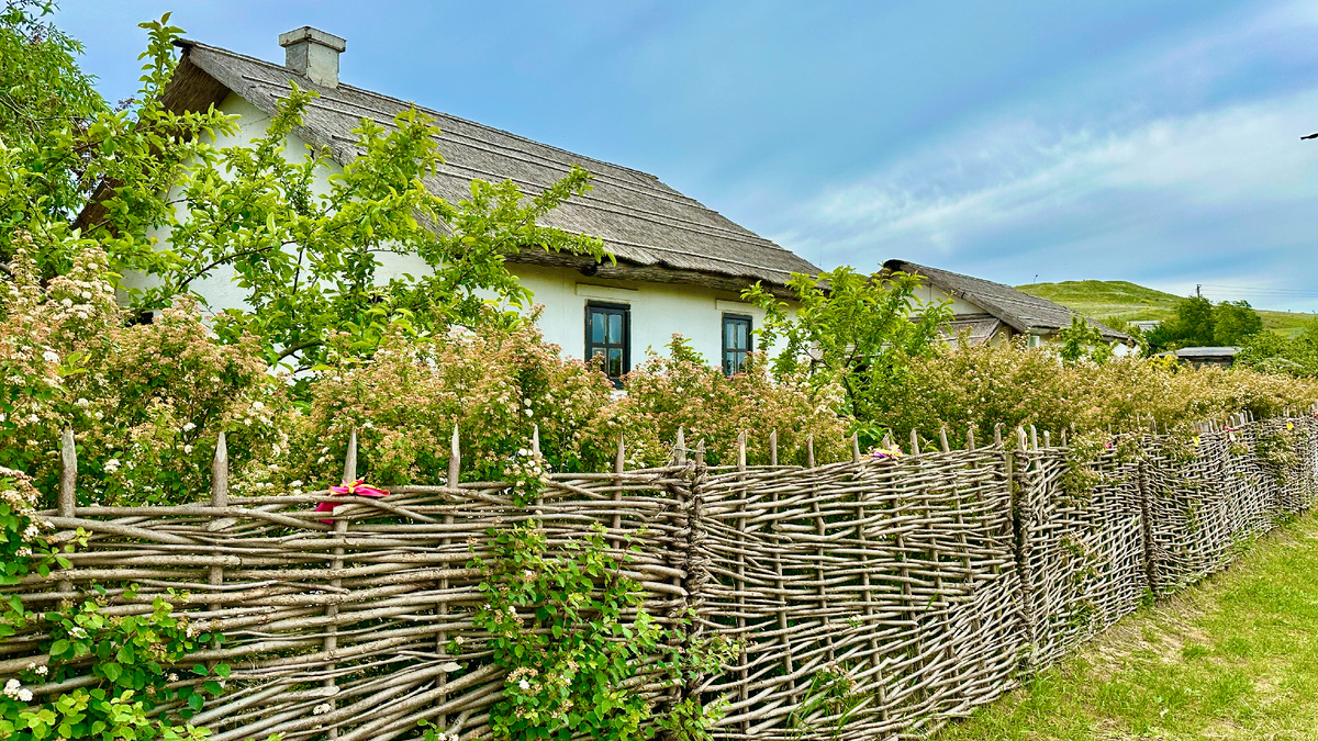 Когда люди слышат слово "хутор" - они представляют вот такие дома, наверное) Когда люди слышат слово «хутор», они представляют вот такие дома, наверное) 