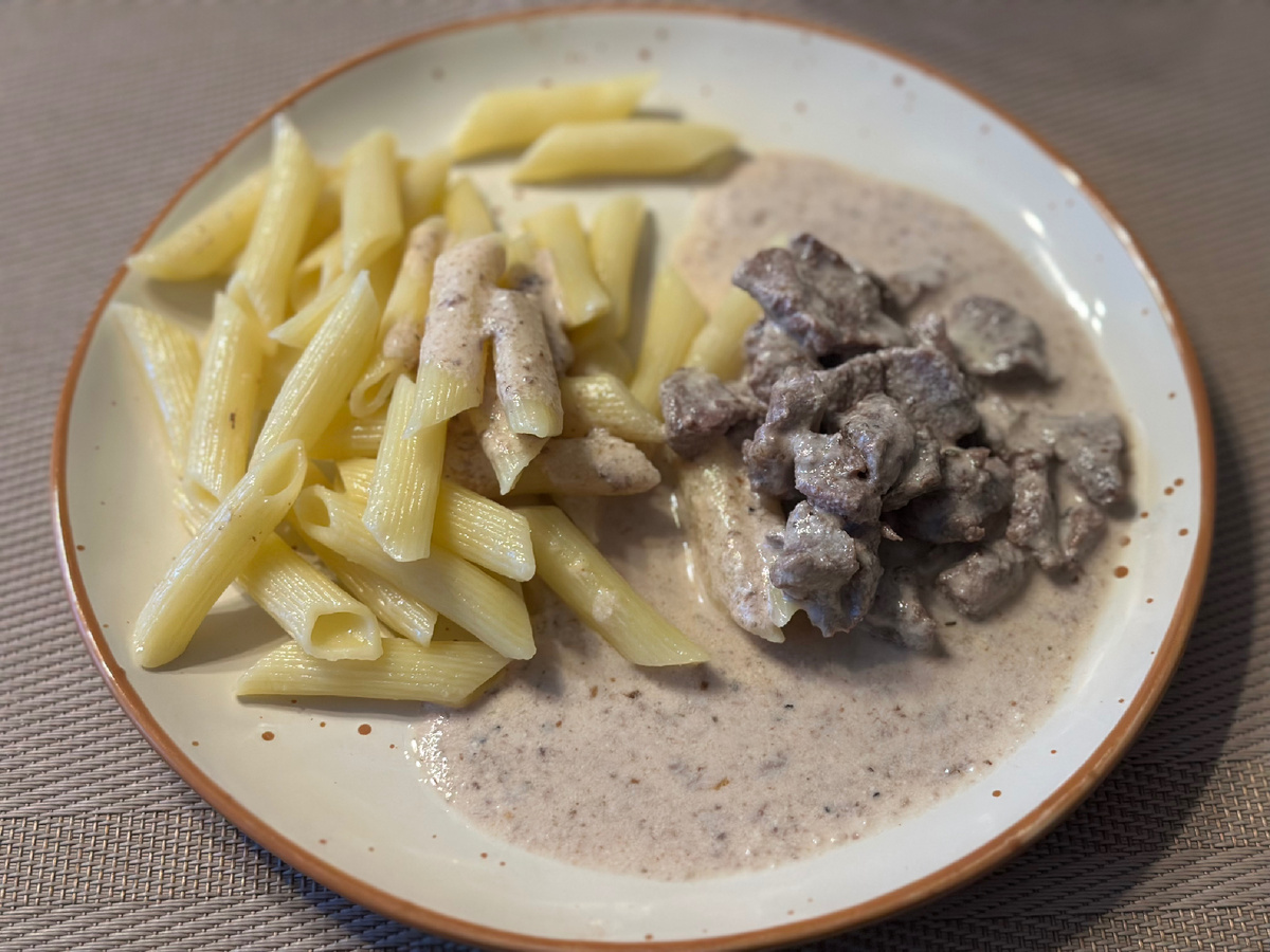 Макароны с говядиной в сметане