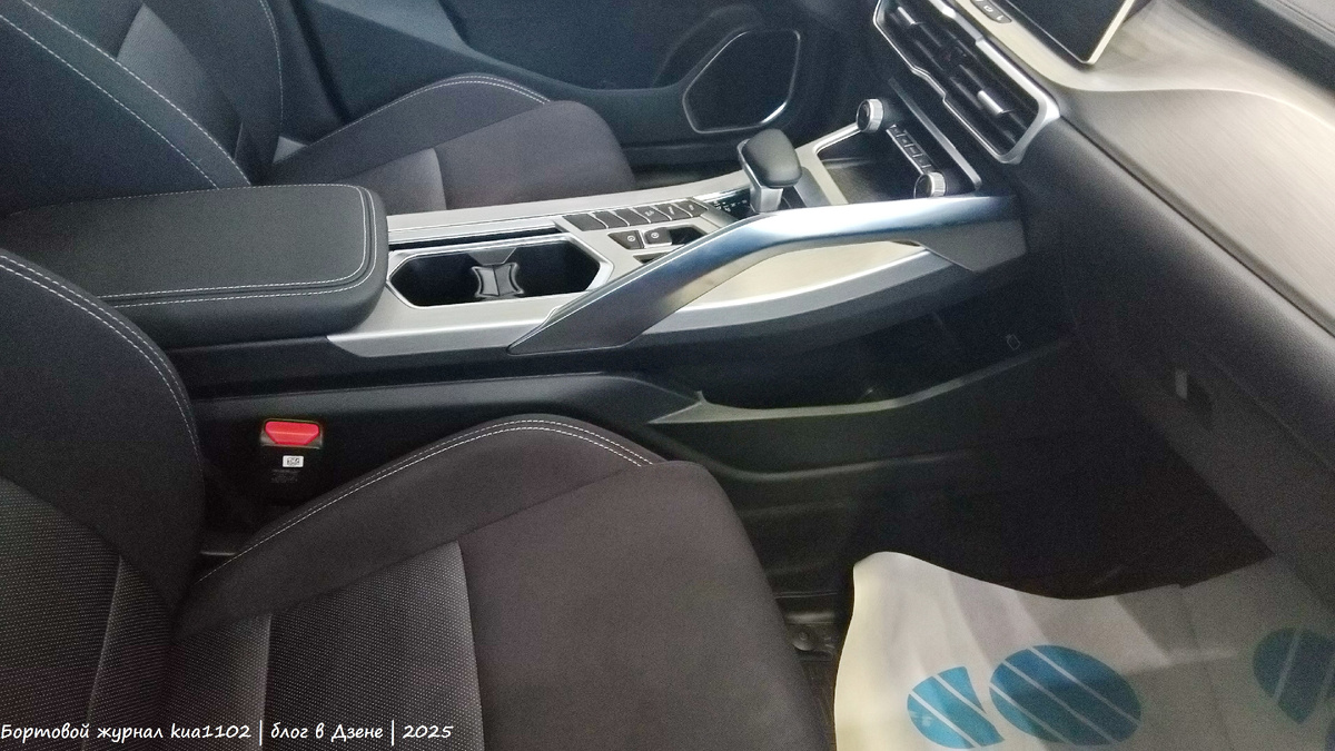 Вид с пассажирского места на салон кроссовера X50. Автор фотографии kua1102