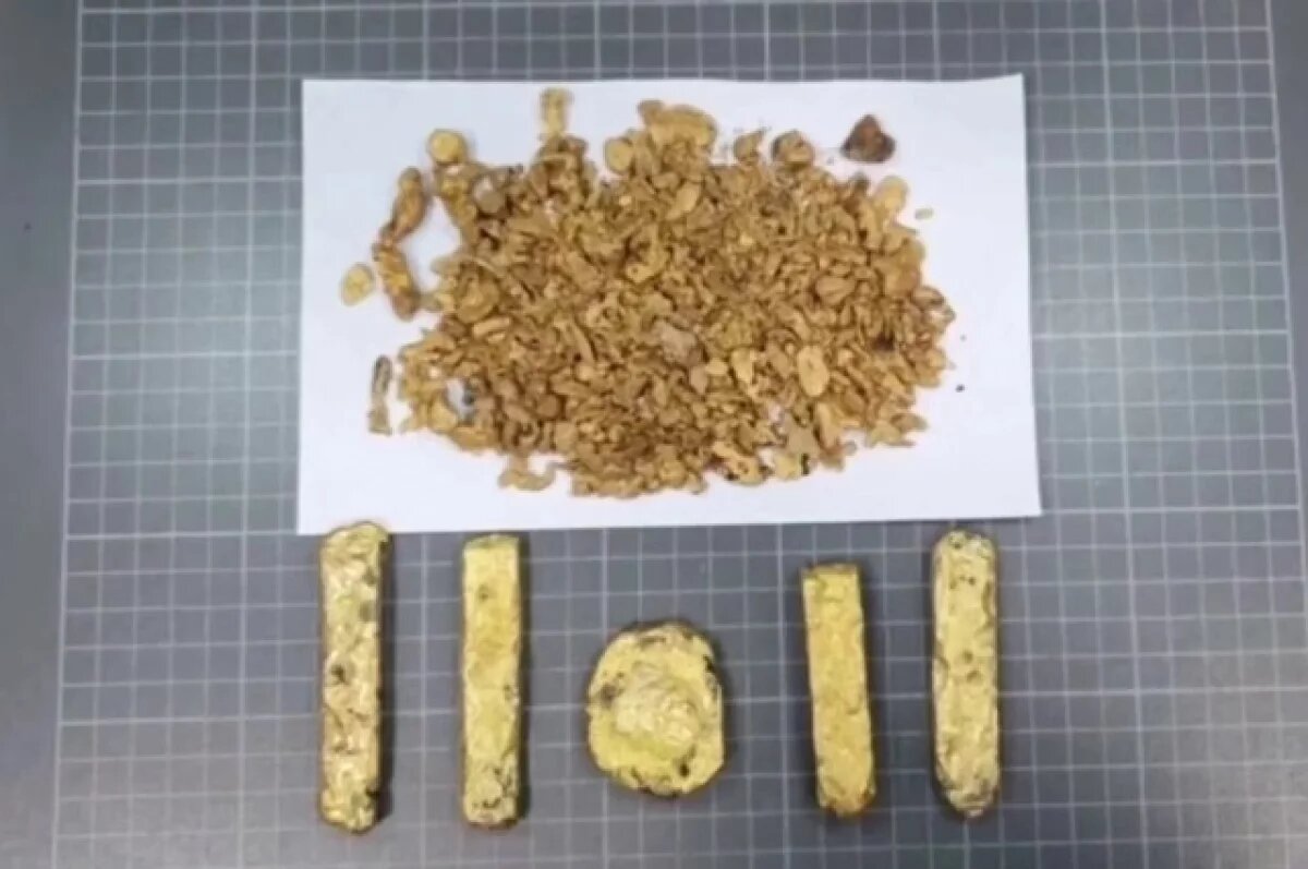    В аэропорту Толмачево пресекли вывоз золота и серебра более чем на ₽16 млн