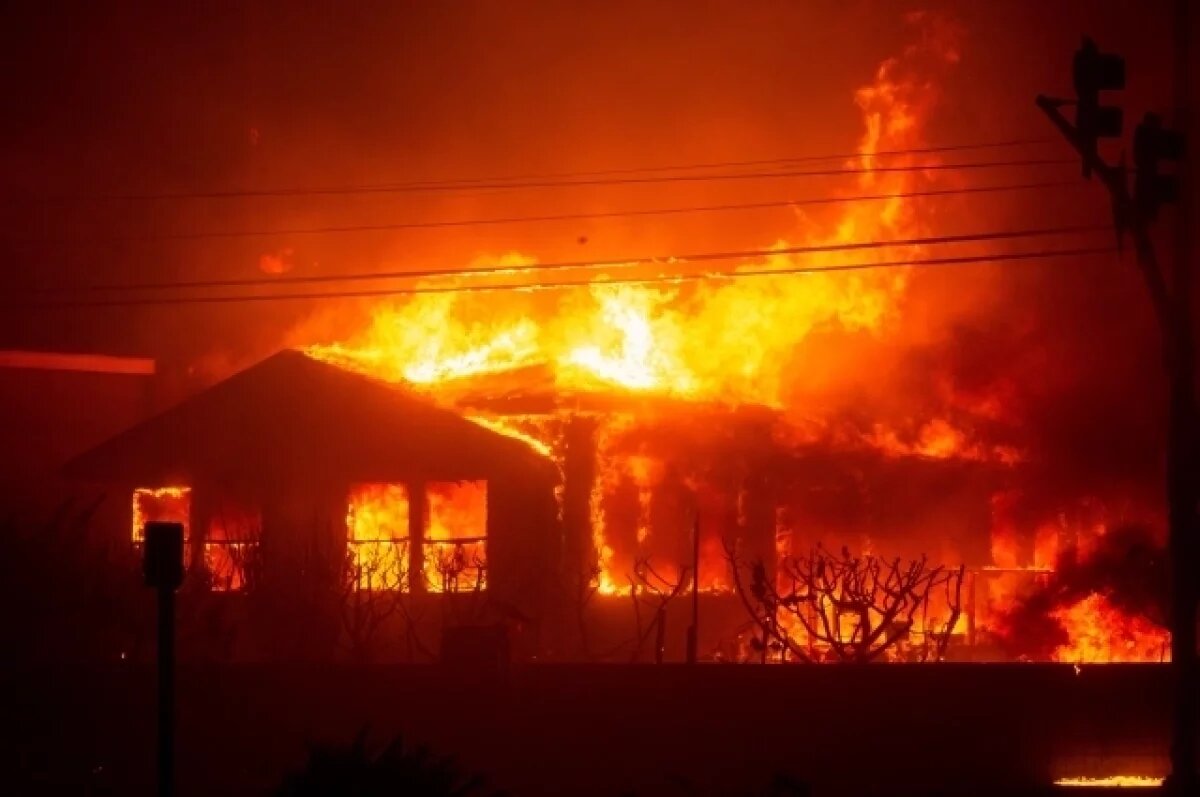    Голливудские актеры покинули свои особняки в Лос-Анджелесе из-за пожаров