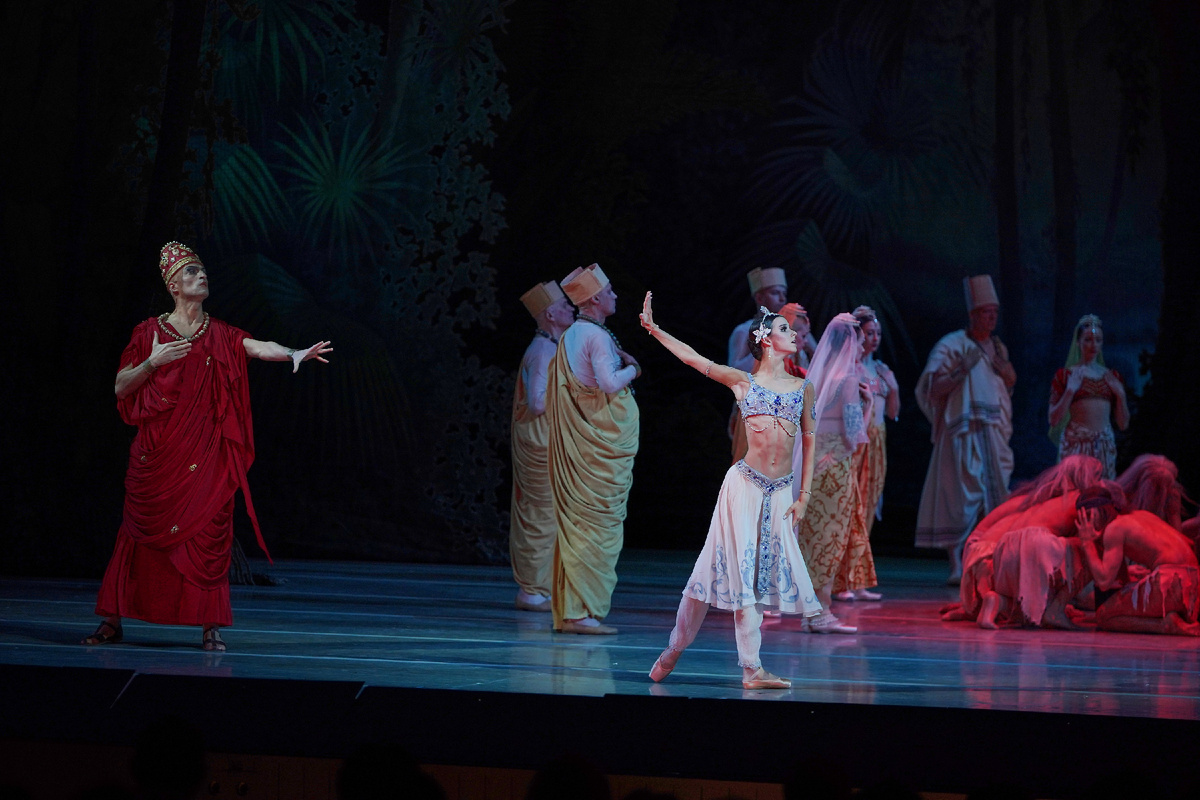 Брамин Сослан Кулаев и баядерка Мария Хорева. Фото А.Нефф