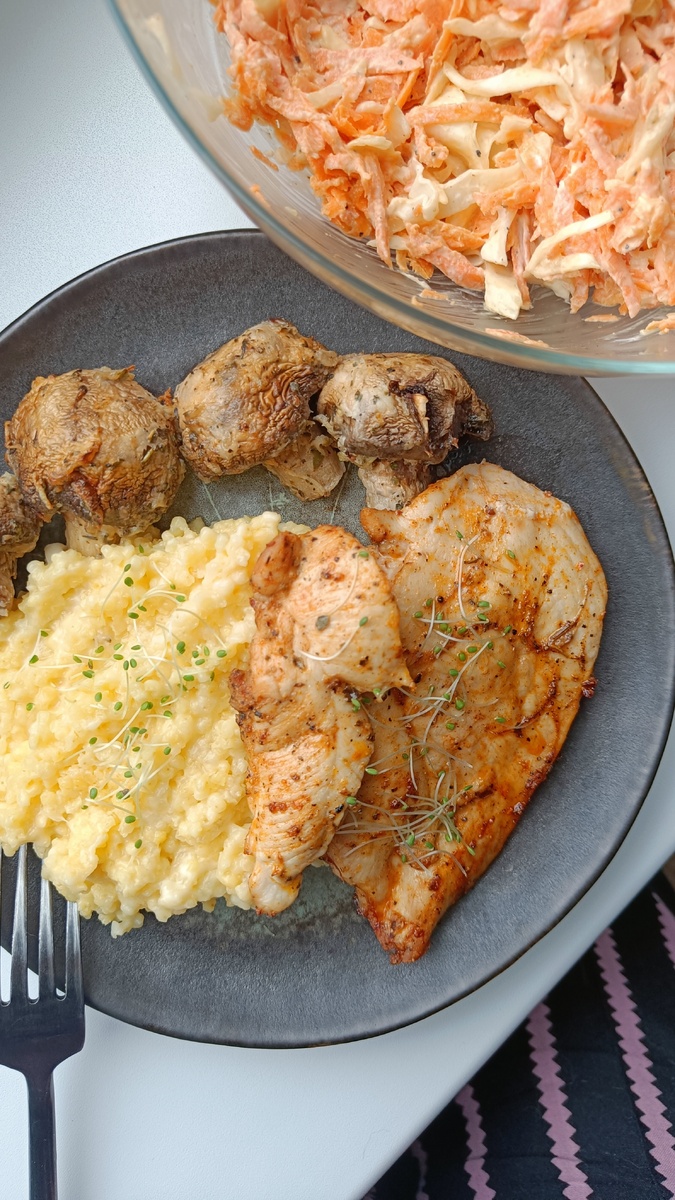 Сверху дополнила микрозеленью.