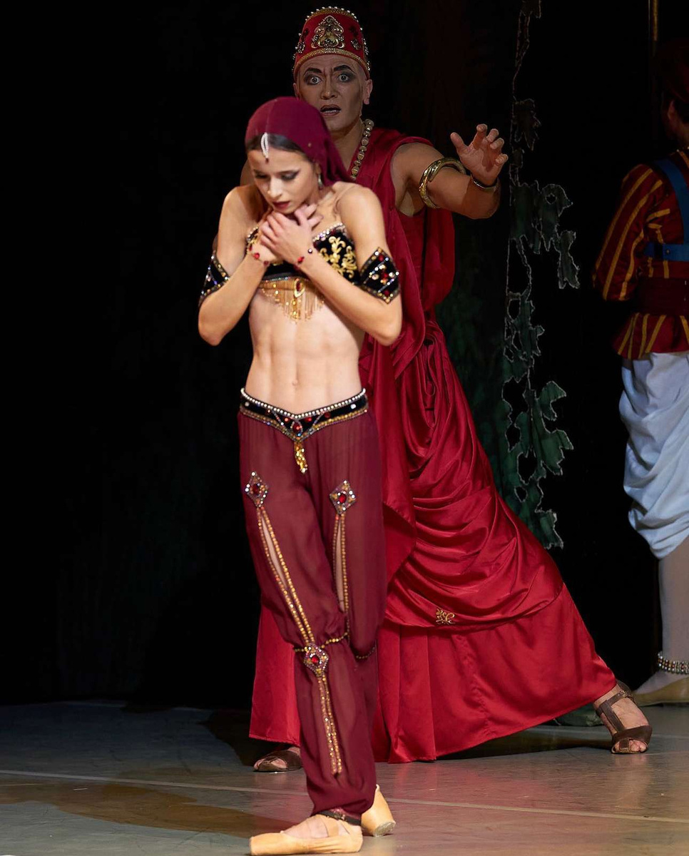 Брамин Данила Корсунцев и баядерка Мария Хорева. Фото А.Нефф