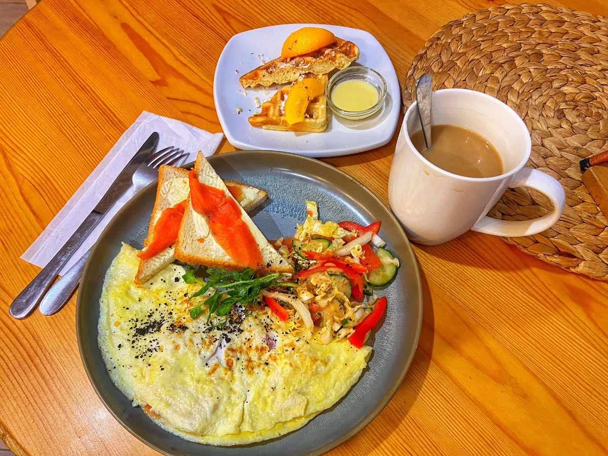 Не видно, но поверьте на слово: в этом омлете есть гребешки, и их там много!