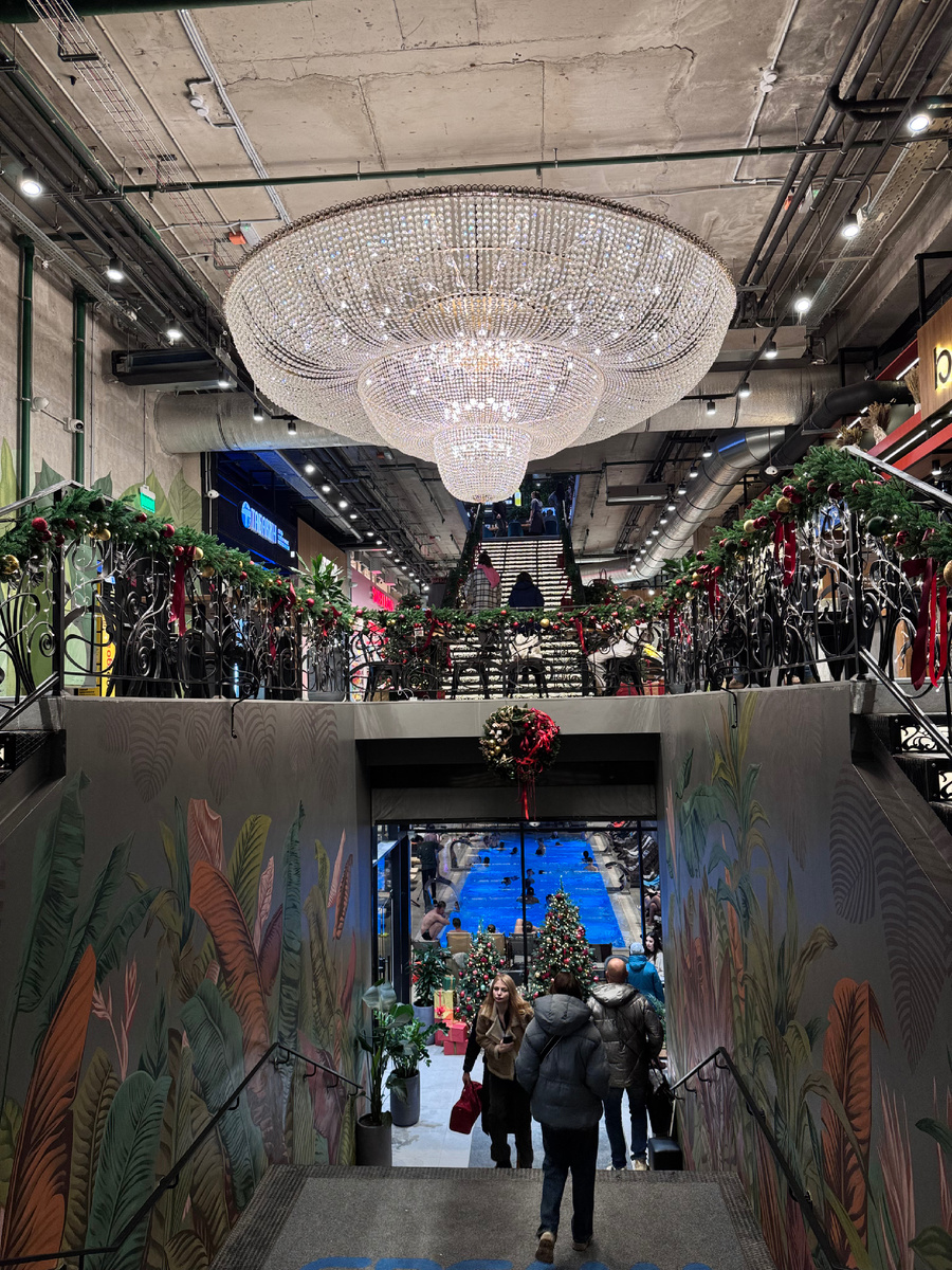 При входе нас встретила огромная роскошная люстра