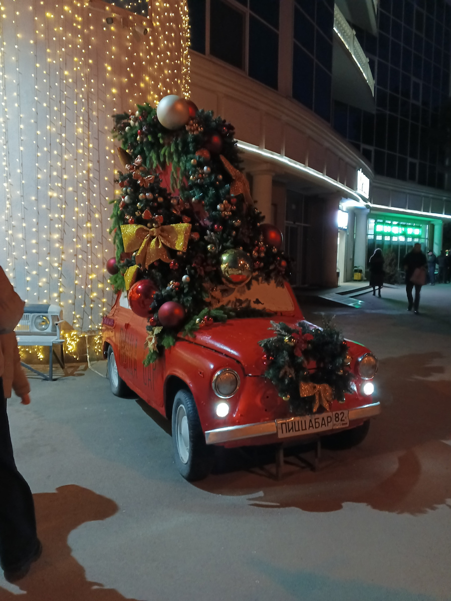 Пиццабар. Машина на входе. Фото Галины Малышевой.