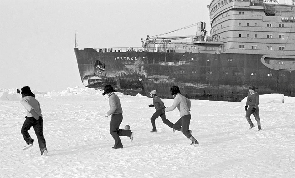  Они устроили импровизированный футбольный матч прямо на льду Северного полюса!