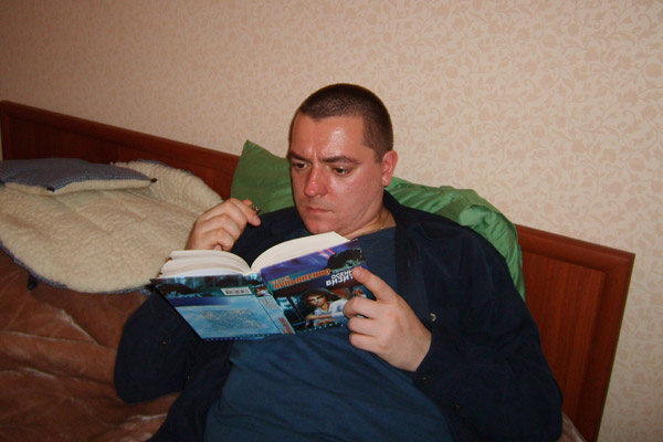 Автор сценария Андрей Тумаркин, согласно результатам поиска в Яндексе.