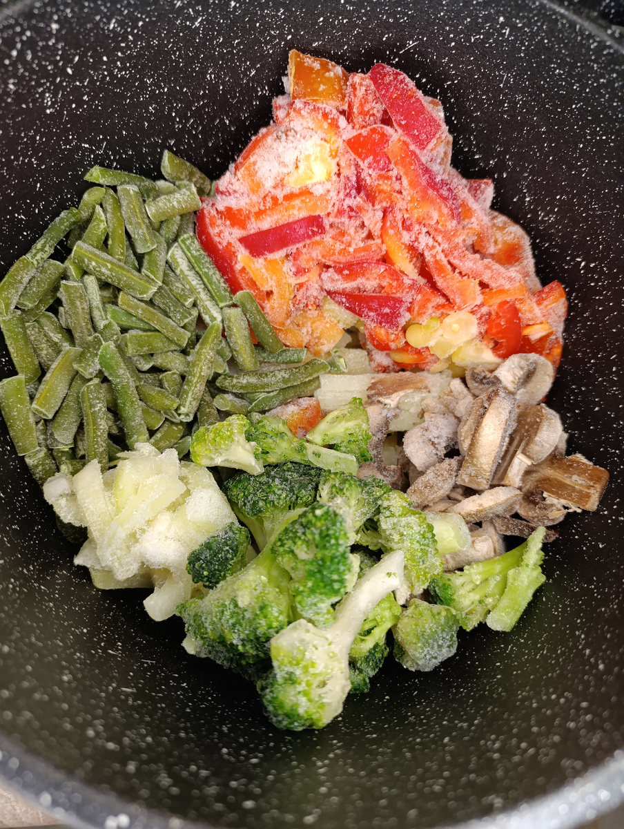 Ничего не размораживаю, сразу из морозилки кладу в жаровню 