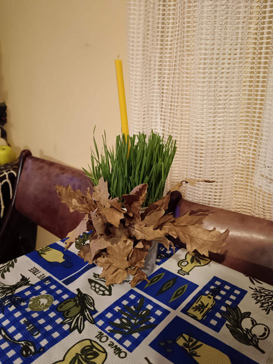 Дубовые листья, пшеница и свеча обязательные атрибуты.