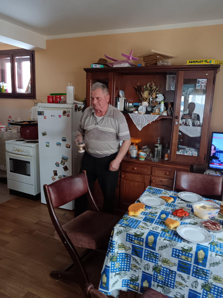 Завтрак начался с освящения дома.