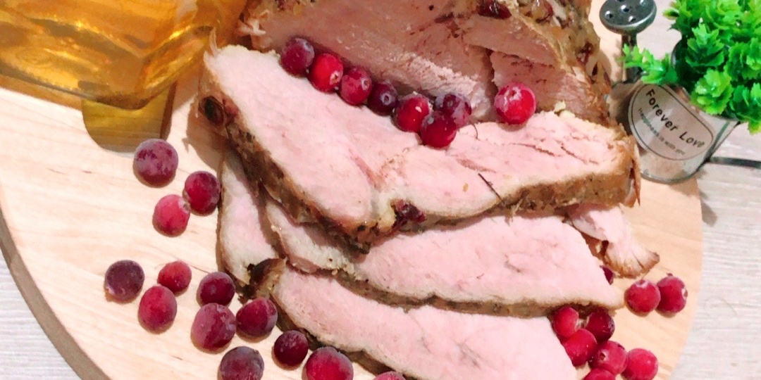 Буженина в медовом соусе с клюквой и другим способом. ⠀