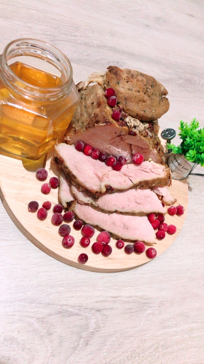 Буженина в медовом соусе с клюквой.
⠀