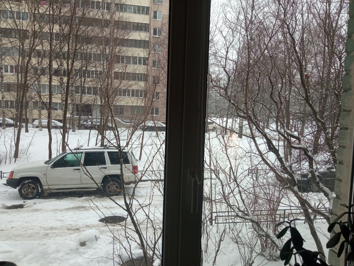 На кухне у матери моей - она живет на 1 этаже, а я на 12, езжу к ней на лифте. :)