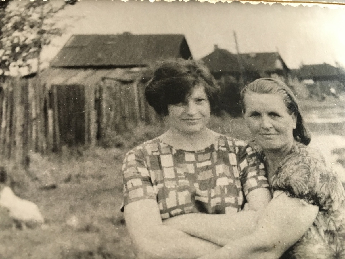 Моя мать в те годы - юная учительница.