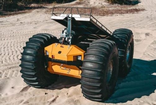 С поднятой грузовой платформой