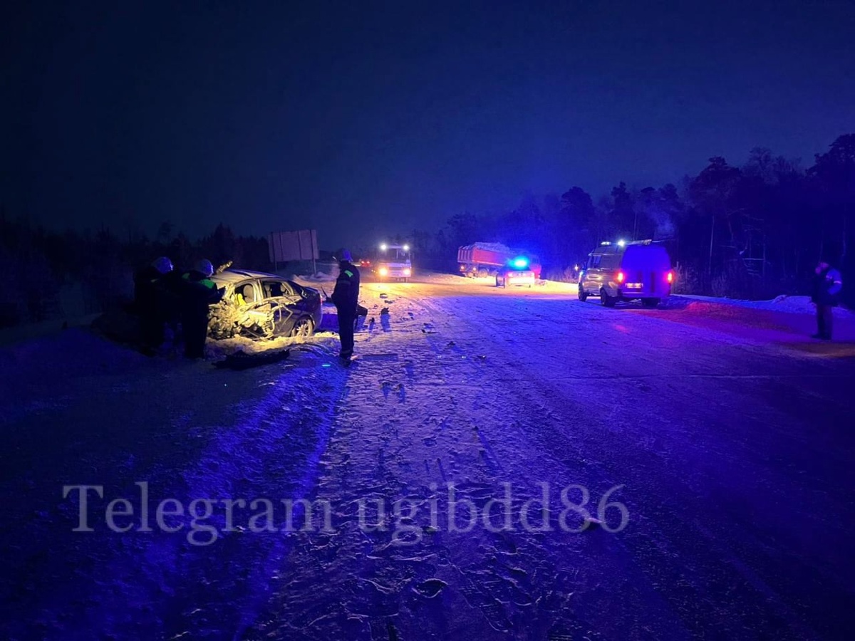    В Сургуте в столкновении с грузовиком погиб водитель легкового автомобиля