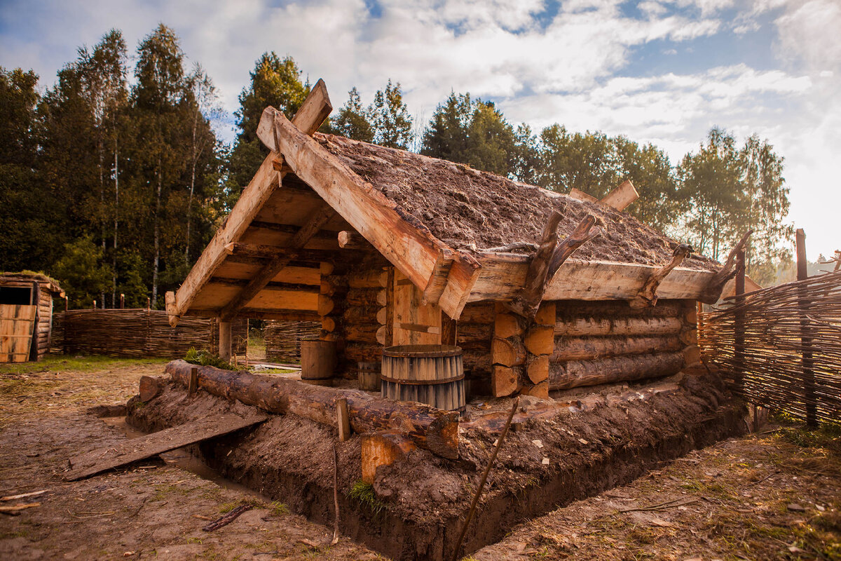 Примерно так выглядила изба того времени
