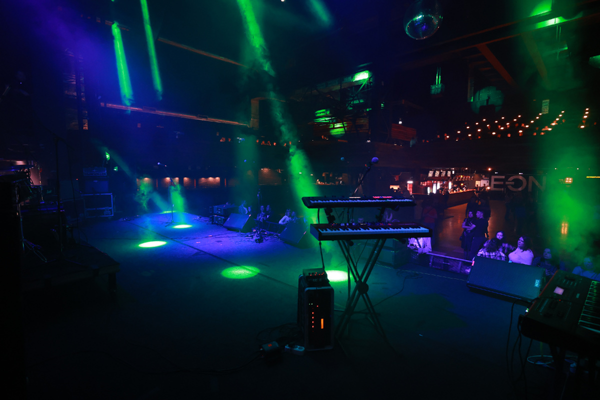 Шоу - это эмоциональная потребность, дающая взможность человеку получить физическое удовольствие от увиденного и услышанного, умноженное  на количество эмоций присутствующих с ним в зале людей, озабоченных тем же.