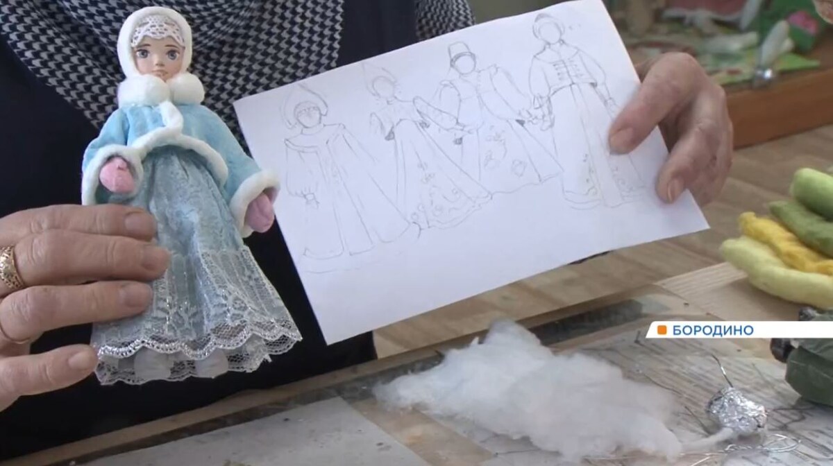     Мастерица из Бородино создаёт уникальные ёлочные игрушки из ваты и делится секретами работы над ними с учениками