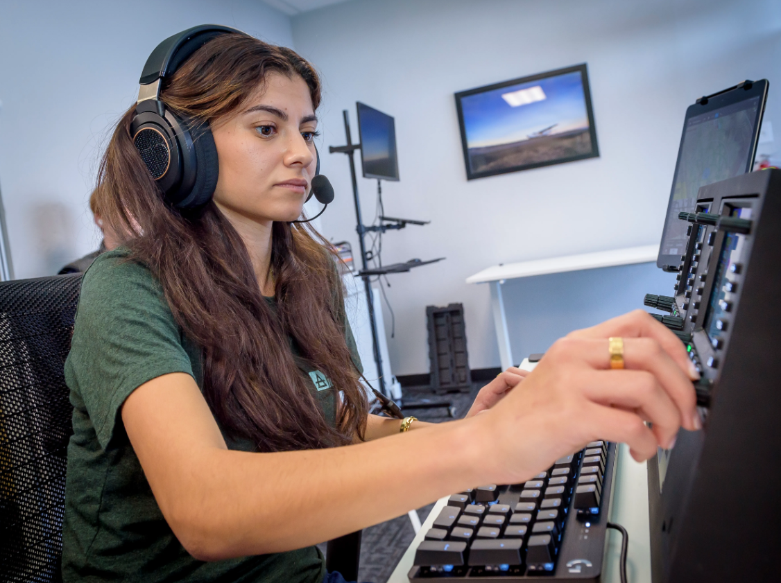 Дана Томмали, пилот и инженер компании Reliable Robotics, вводит план полёта в центр управления в Маунтин-Вью, Калифорния, перед дистанционным управлением самолетом Cessna 208.    
 Источник: NASA / Don Richey  📷
