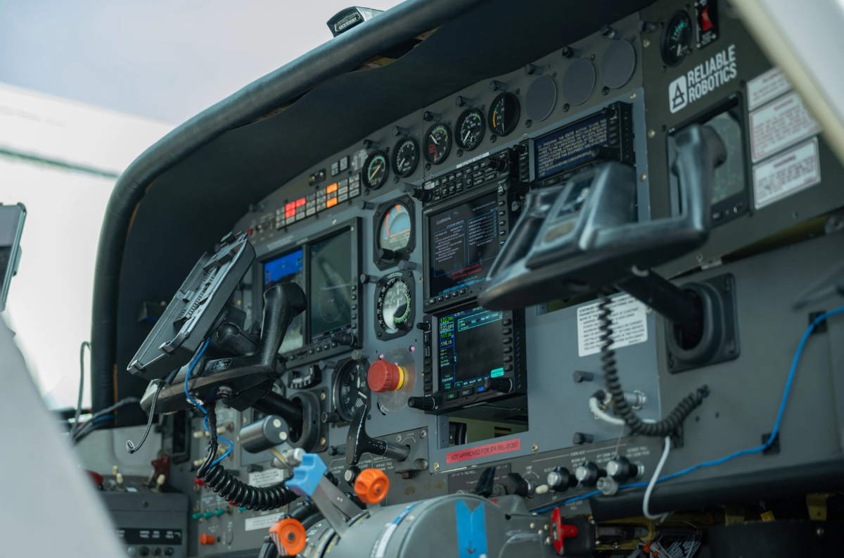 Кабина самолета Cessna 208 компании Reliable Robotics, оснащенная автономной технологией для дистанционно управляемых операций.    
 Источник: NASA / Brandon Torres Naverrete  📷
