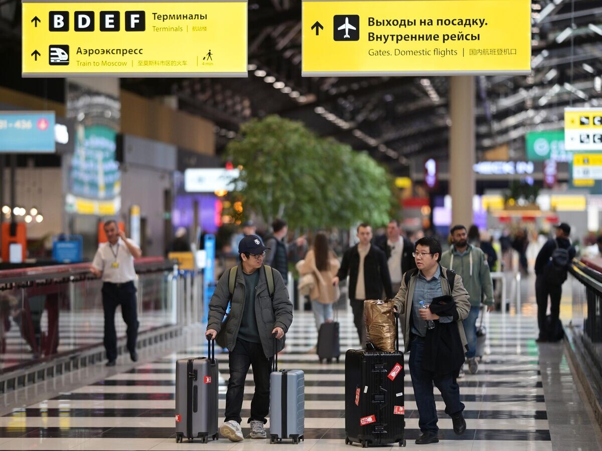    Люди в международном аэропорту Шереметьево им. А.С. Пушкина© РИА Новости / Владимир Астапкович