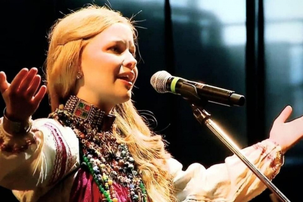    Начала петь с раннего детства