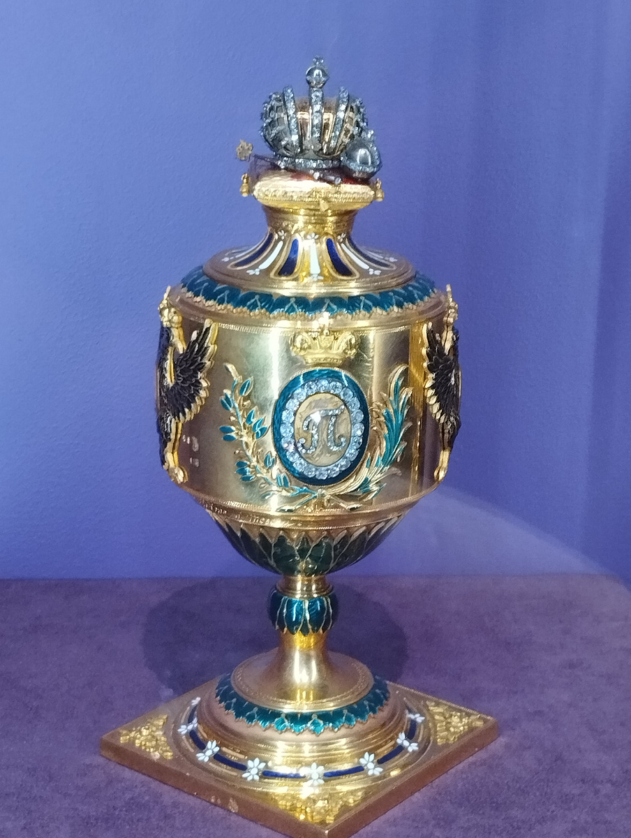 Просто солонка. Да, с бриллиантами, а че.