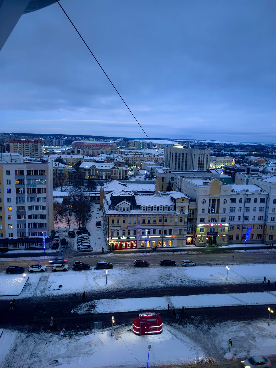 Вид с 9 этажа БЦ "Адмирал", ресторан "Самовар". Вдалеке видно круглое здание стадиона "Мордовия-Арена"