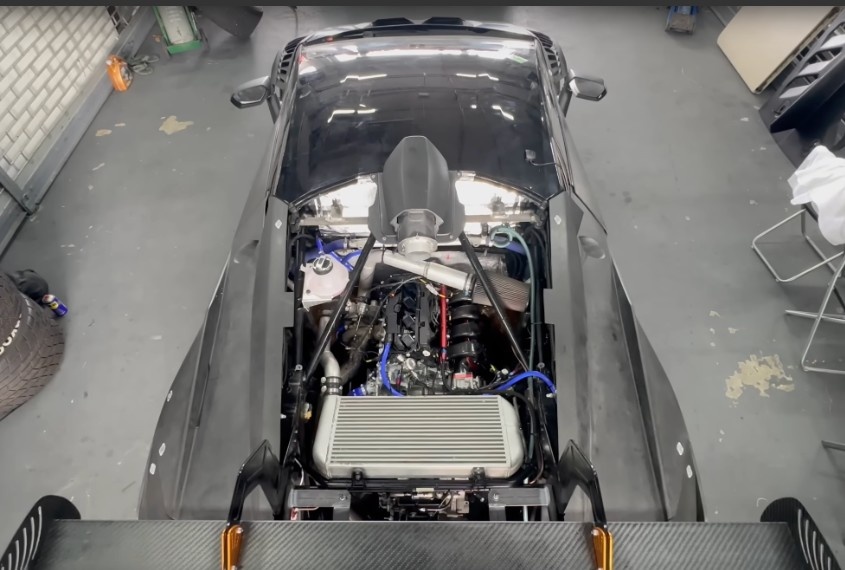 Если заглянуть в моторный отсек, четырехцилиндровый двигатель кажется совершенно потерянным в задней части Huracán.